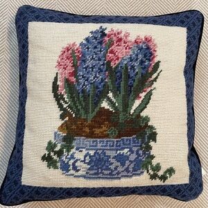 NWT Spring Hyacinth Flowers in Blue & White Planter Needlepoint Pillow